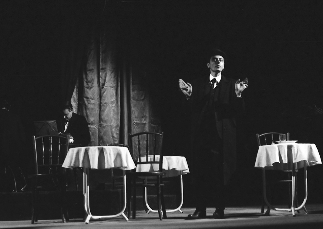 Esperpento de Sevilla. Usted tiene otra visión del mundo. Programa de mano de su representación en la Sala San Hermenegildo de Sevilla (1976). Procedencia: CDAEM.