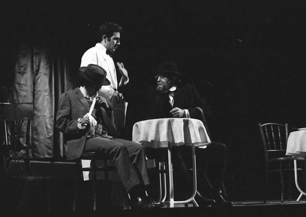 Esperpento de Sevilla. Usted tiene otra visión del mundo. Programa de mano de su representación en la Sala San Hermenegildo de Sevilla (1976). Procedencia: CDAEM.