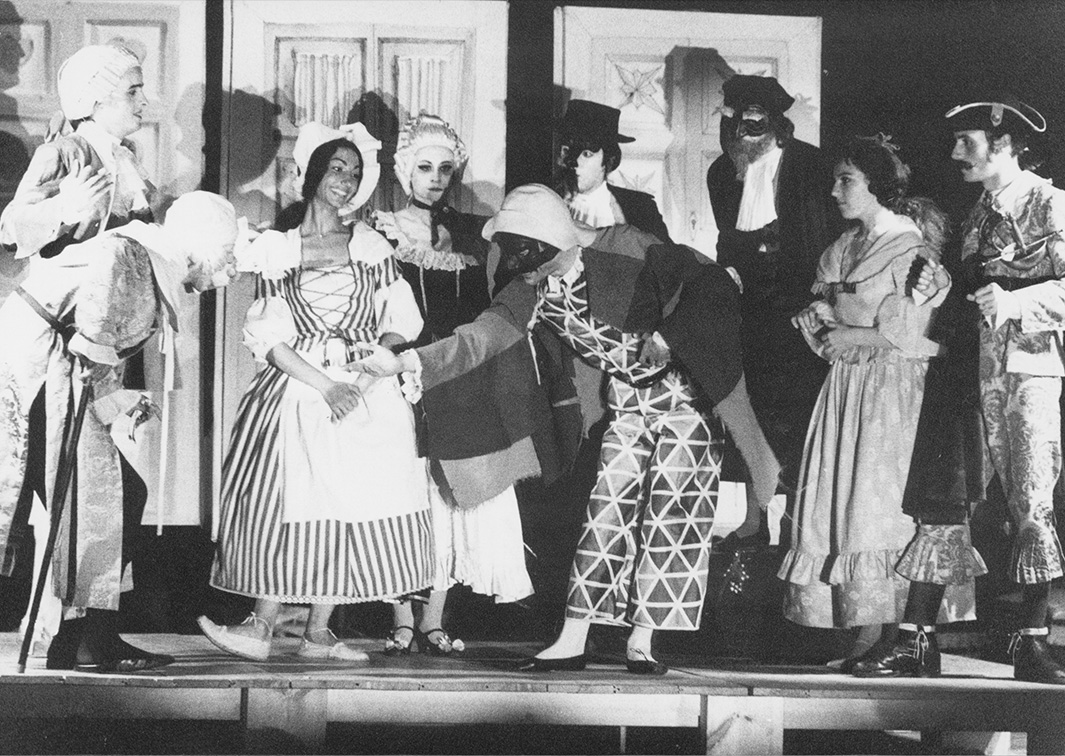 Esperpento de Sevilla.¿Qué negocio no es estafa? Programa de mano de su representación en el Teatro Nacional Lope de Vega de Sevilla (1976). Procedencia: CDAEM.