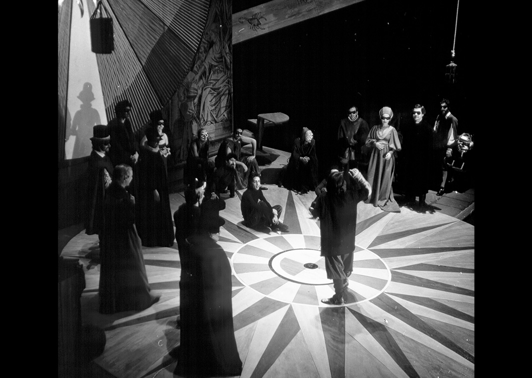 G.I.T. Galileo Galilei, de Bertolt Brecht (1979). Fotógrafo: Manuel Martínez Muñoz. Procedencia: CDAEM.