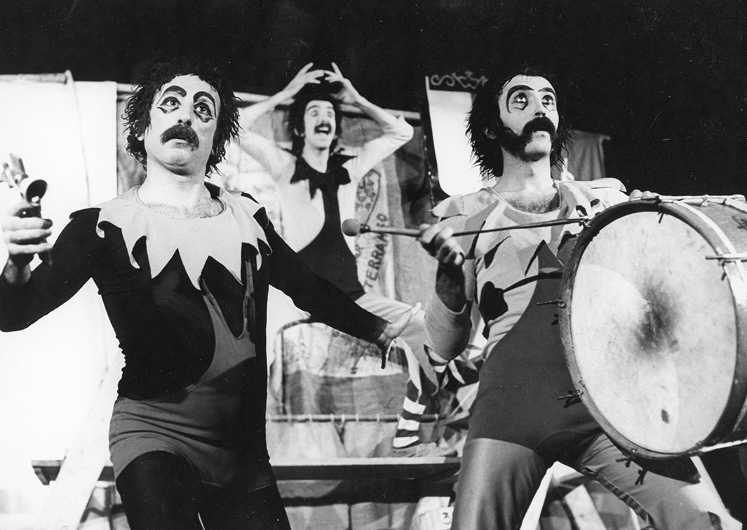 Pequeño Teatro de Valencia (PTV). Danza de la lanza de papel, de E. Zamanillo, E. García, J. M. Pérez, M. Asunción y J. L. Carmona. Procedencia: CDAEM (Legado Guía del Ocio).