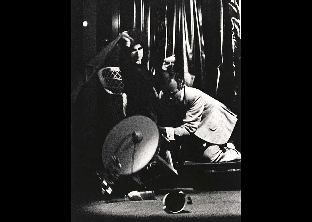Teatro Experimental Independiente. ¡Oh, papá, pobre papá, mamá te ha metido en el armario y a mí me da tanta pena!, de Arthur Kopit (1972).