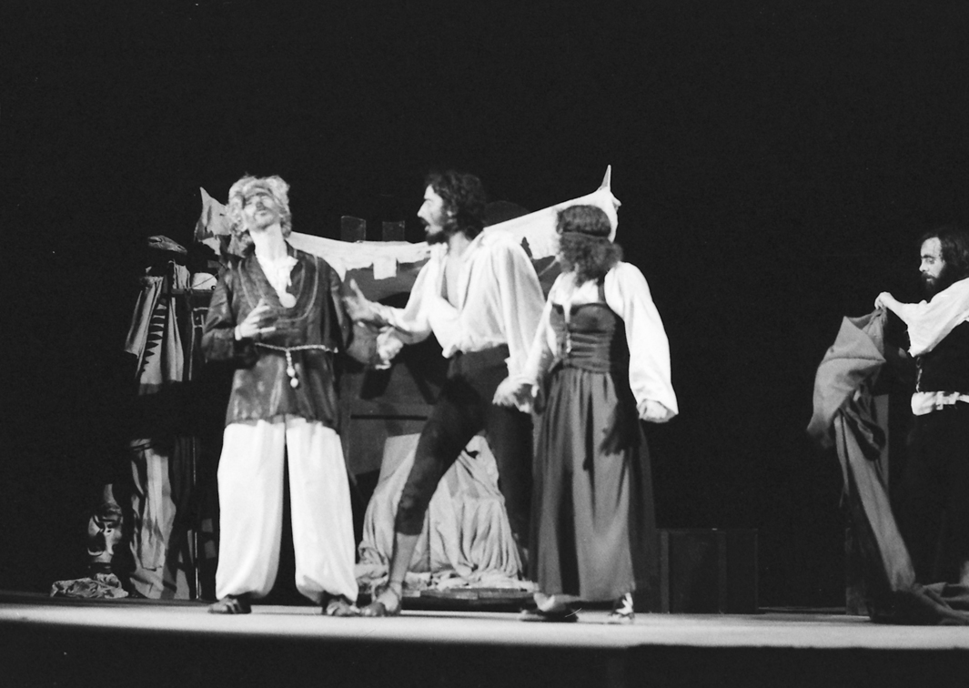 Teatro Libre. Viva El Duque, nuestro dueño, de José Luis Alonso de Santos (1975). Fotógrafo: Beltrán. Procedencia: CDAEM.