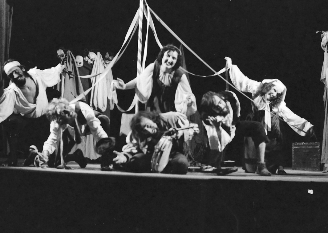 Teatro Libre. Viva El Duque, nuestro dueño, de José Luis Alonso de Santos (1975). Fotógrafo: Beltrán. Procedencia: CDAEM.