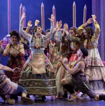 Fuenteovejuna inaugura la nueva temporada de la Compañía Nacional de Teatro Clásico con una propuesta escénica innovadora
